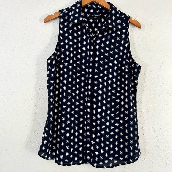 🦋 Banana Republic Classic Fit Blue Sleeveless Polka Dot Button Down Blouse - Picture 2 of 5